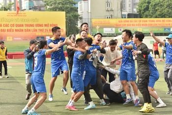 Các cầu thủ của Vietnam Airlines ăn mừng đầy cảm xúc sau chức vô địch. 