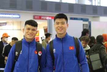 Tuấn Hải và Duy Mạnh tại sân bay quốc tế Nội Bài trước giờ khởi hành. (Ảnh: VFF)