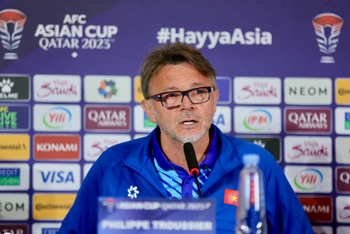 Huấn luyện viên Philippe Troussier tại buổi họp báo trước trận gặp Indonesia. (Ảnh: VFF)