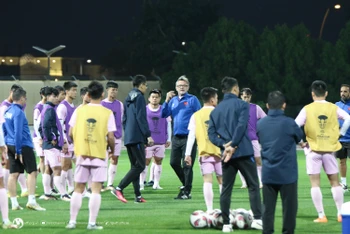 Huấn luyện viên Philippe Troussier đặc biệt quan tâm tới các tuyển thủ trong mỗi buổi tập, hướng tới các trận đấu quan trọng tại vòng bảng AFC Asian Cup 2023. (Ảnh: VFF)