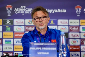 Huấn luyện viên Philippe Troussier tại cuộc họp báo trước trận đấu với đội tuyển Iraq. (Ảnh: VFF)