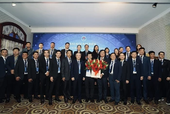 Cục trưởng Thể dục-Thể thao Đặng Hà Việt (bên phải, cà-vạt đỏ) tặng hoa Chủ tịch Liên đoàn Bóng rổ Việt Nam nhiệm kỳ VII Nguyễn Hoàng Bảo. 