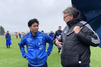 Huấn luyện viên Phillippe Troussier gặp gỡ cầu thủ Công Phượng trên sân tập của câu lạc bộ Yokohama. (Ảnh: VFF)
