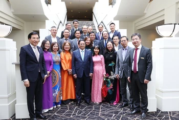 Thủ tướng Phạm Minh Chính cùng các đại diện Hội Trí thức và Chuyên gia Việt Nam tại Australia. (Ảnh: Dương Giang/TTXVN)