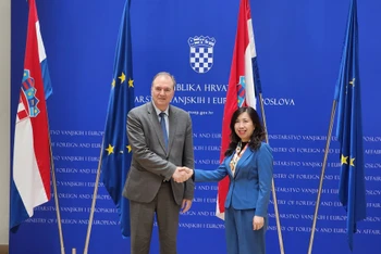 Thứ trưởng Ngoại giao Lê Thị Thu Hằng cùng Quốc vụ khanh Bộ Ngoại giao và các vấn đề châu Âu của Croatia, ông Frano Matusic. 