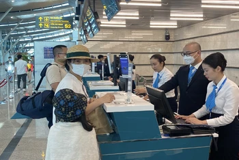 Hành khách làm thủ tục check in tại sân bay quốc tế Phú Bài (Huế).