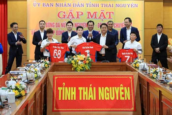 Các nữ cầu thủ Trần Thị Kim Thanh, Bích Thùy và Trần Thị Thu ký kết cùng CLB bóng đá nữ Thái Nguyên T&T. 