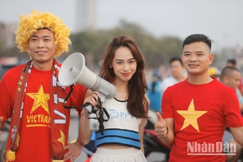 [Ảnh] Người hâm mộ sẵn sàng "tiếp lửa" cho đội tuyển Việt Nam