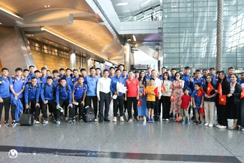 Đại diện Đại sứ quán Việt Nam và Cộng đồng người Việt Nam tại Qatar chào mừng đội tuyển U23 Việt Nam sang tập huấn và tham dự Vòng chung kết U23 châu Á 2024. (Ảnh: VFF)