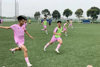 Các cầu thủ trẻ nỗ lực tập luyện trong phần chia đội đá đối kháng. (Ảnh: VFF)
