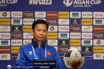 Huấn luyện viên Hoàng Anh Tuấn tại buổi họp báo. (Ảnh: VFF)