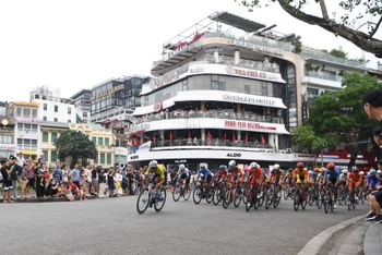 Cuộc đua chặng 1 là 24 vòng quanh hồ Hoàn Kiếm với tổng chiều dài 40,8km.