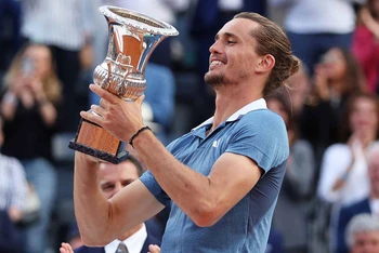 Zverev hạnh phúc bên chức vô địch Rome Masters. (Ảnh: Getty Image)