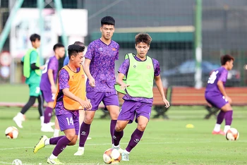 Các cầu thủ U19 Việt Nam tích cực tập luyện tại sân Trung tâm đào tạo bóng đá trẻ Việt Nam. (Ảnh: VFF)