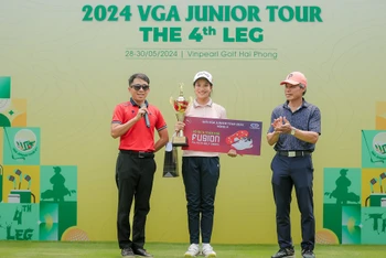 Vận động viên trẻ Nguyễn Viết Gia Hân nhận cúp vô địch Chặng.4 VGA Junior Tour 2024. (Ảnh: VGA)