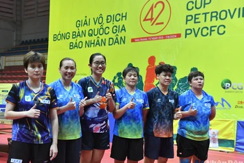 Các vận động viên TP Hồ Chí Minh 1 ăn mừng chiến thắng vô địch nội dung đồng đội nữ. 