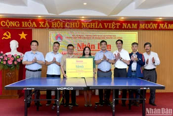 Đại diện lãnh đạo Báo Nhân Dân trao quà tặng Trung tâm Điều dưỡng và Chăm sóc người có công tỉnh Khánh Hòa. 