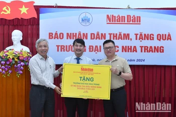 [Ảnh] Đoàn công tác Báo Nhân Dân thăm, tặng quà tại Nha Trang