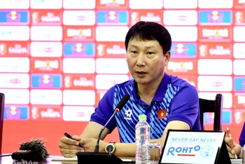 HLV Kim Sang-sik tại buổi họp báo trước trận đấu giữa Việt Nam và Philippines. (Ảnh: TRẦN HẢI)