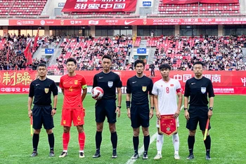 Đội trưởng U19 Việt Nam - Tiền vệ Công Phương cùng đội trưởng U19 Trung Quốc và các trọng tài. (Ảnh: VFF)
