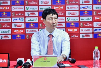 Huấn luyện viên Kim Sang Sik tại buổi họp báo sau trận thắng 3-2 đội tuyển Philippines. (Ảnh: TRẦN HẢI)