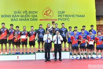 Phó Tổng Biên tập Quế Đình Nguyên và Phó Chủ tịch Ủy ban nhân dân tỉnh Khánh Hòa Đinh Văn Thiệu trao huy chương và cúp cho các đội đoạt giải tại nội dung đồng đội nam.