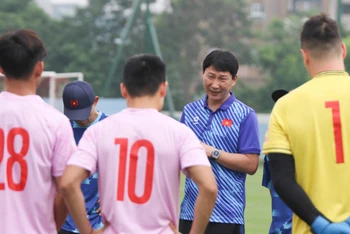 Huấn luyện viên Kim Sang Sik cùng các học trò trên sân tập, ngày 7/6. (Ảnh: VFF)