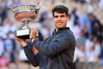 Alcaraz xuất sắc bước lên đỉnh vinh quang tại Roland Garros. (Ảnh: Getty)