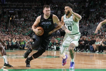 Luka Dončić (trái) đối đầu Jayson Tatum. (Ảnh: NBA)