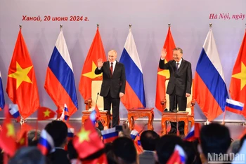 [Ảnh] Chủ tịch nước Tô Lâm và Tổng thống Vladimir Putin gặp lãnh đạo Hội hữu nghị Việt-Nga và các thế hệ cựu sinh viên Việt Nam học tại Nga