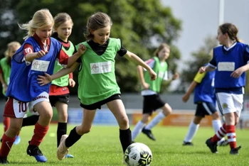 Trẻ em Scotland được tiếp cận bóng đá từ sớm nhờ Quỹ HatTrick của UEFA. (Ảnh: UEFA)