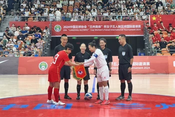 Đội trưởng hai đội trao đổi cờ trước khi bắt đầu trận đấu. (Ảnh: VFF)