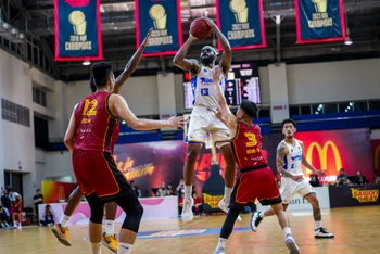 Shon Briggs giúp Ho Chi Minh City Wings vượt qua Saigon Heat. (Ảnh: VBA)