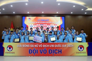 Hà Nội nâng cao cúp vô địch Giải bóng đá nữ vô địch U16 quốc gia 2024. (Ảnh: VFF)