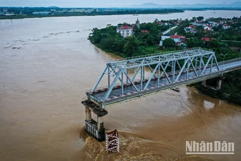 [Video] Toàn cảnh cầu Phong Châu bị sập từ trên cao