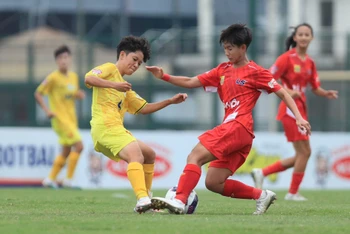 U19 nữ Hà Nội (áo đỏ) và U19 nữ TP Hồ Chí Minh thi đấu đầy căng thẳng. (Ảnh: VFF)