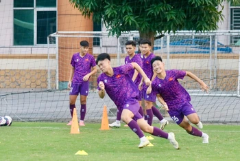 Các cầu thủ U17 Việt Nam hào hứng trên sân tập. (Ảnh: VFF)