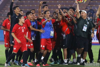 U17 Yemen ăn mừng tấm vé vào Vòng chung kết U17 châu Á 2025 sau khi hòa 1-1 trước U17 Việt Nam, tối 27/10. (Ảnh: SƠN TÙNG)