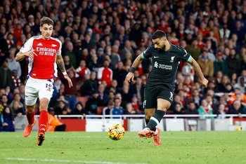 Mohamed Salah ghi bàn thắng thứ hai giúp Liverpool hòa 2-2 Arsenal. (Ảnh: Reuters)