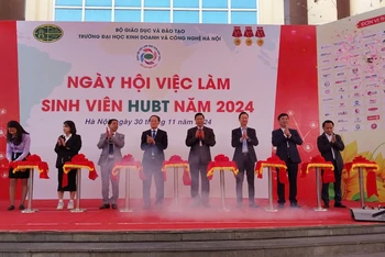 Các đại biểu cắt băng khai mạc Ngày hội việc làm sinh viên HUBT 2024.