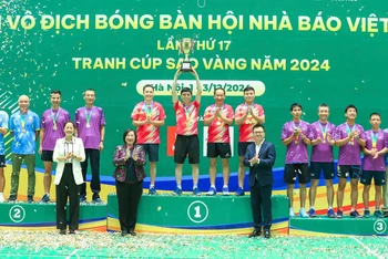 Nhà báo Lê Quốc Minh, Ủy viên Trung ương Đảng, Tổng Biên tập Báo Nhân Dân, Phó Trưởng Ban Tuyên giáo Trung ương, Chủ tịch Hội Nhà báo Việt Nam và các đại biểu trao giải nội dung Đồng đội nam cho các vận động viên.