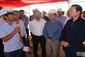 Phó Thủ tướng Trần Hồng Hà kiểm tra việc khai thác vật liệu xây dựng phục vụ xây dựng cao tốc Vân Phong-Nha Trang tại mỏ đất Sỏi Mê. (Ảnh: VĂN KỲ)