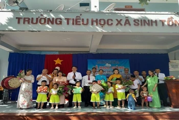 Đại diện chính quyền và các lực lượng trên đảo Sinh Tồn tặng quà thầy và trò trường Tiểu học Sinh Tồn. (Ảnh: NGUYỄN NINH)