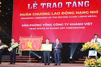 Thừa ủy nhiệm của Chủ tịch nước, ông Nguyễn Tấn Tuân, Chủ tịch Ủy ban nhân dân tỉnh Khánh Hòa trao Huân chương Lao động hạng Nhì cho Văn phòng Tổng Công ty Khánh Việt.