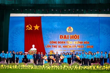 Ban chấp hành Liên đoàn Lao động tỉnh Khánh Hòa khóa XI, nhiệm kỳ 2023-2028 ra mắt đại hội. (Ảnh: VÕ TOÀN)