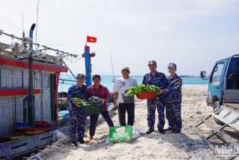 Đảo Sơn Ca (Trường Sa) hỗ trợ ngư dân lương thực, thực phẩm 