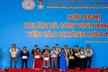 Lãnh đạo Công ty Yến sào Khánh Hòa trao thưởng các đại lý, nhà phân phối tiêu biểu. (Ảnh: VÕ TOÀN)