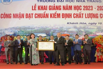 Trường đại học Nha Trang nhận chứng nhận đạt chuẩn kiểm định chất lượng cơ sở giáo dục năm 2023. (Ảnh NGỌC BÍCH)