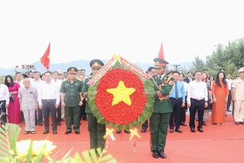 Đoàn đại biểu dâng hương tại cụm tượng đài “Những người nằm lại phía chân trời”. (Ảnh: XUÂN THÀNH)