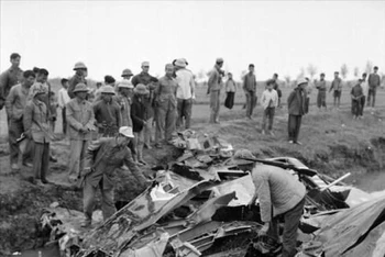 Chiếc B-52 đầu tiên bị Tiểu đoàn 59, Trung đoàn tên lửa 261 bắn rơi trên cánh đồng Chuôm, xã Phù Lỗ, huyện Đông Anh, TP Hà Nội, vào 20 giờ 13 phút đêm 18/12/1972. Ảnh tư liệu